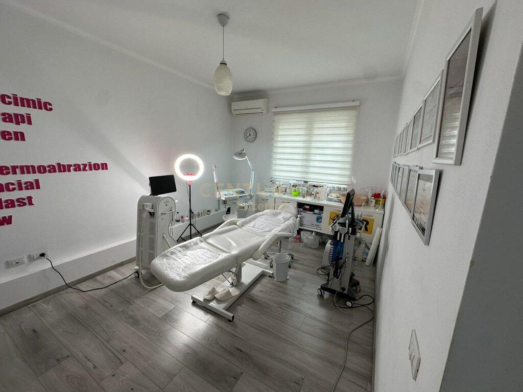 Spazio lavoro 3+1 nel cuore di Myslym Shyri – Pronto per studio o clinica