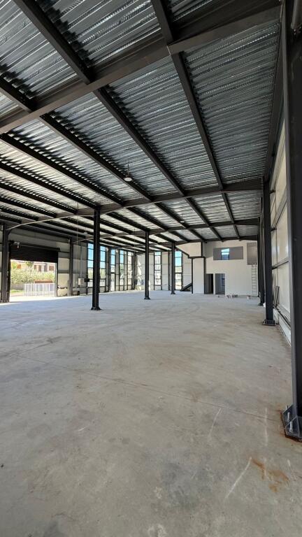 INDUSTRIAL WAREHOUSE FOR RENT – LAKNAS 📍 300 m from Rruga e Rinasit