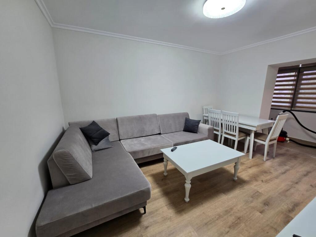 In affitto:  *2+1+Balcone *( S.75m2)*(📍Nuova Tirana - Via Kosovareve )* ||*850€ Completamente arredato con tutto  Nuovo investimento.