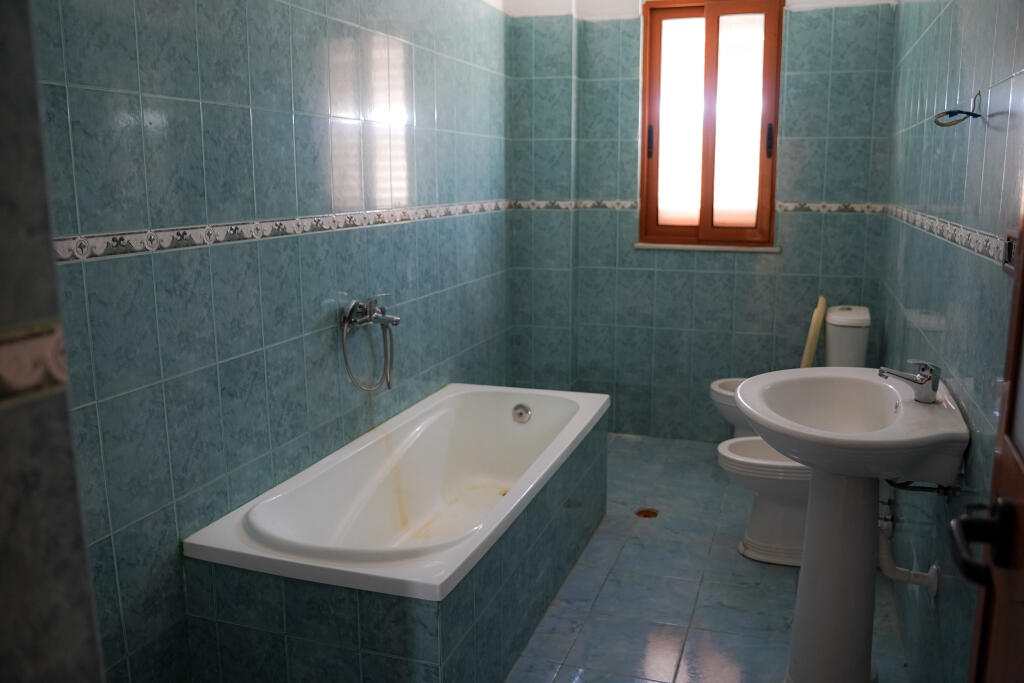 Casa privata su 3 piani in vendita con cortile e spazio parcheggio