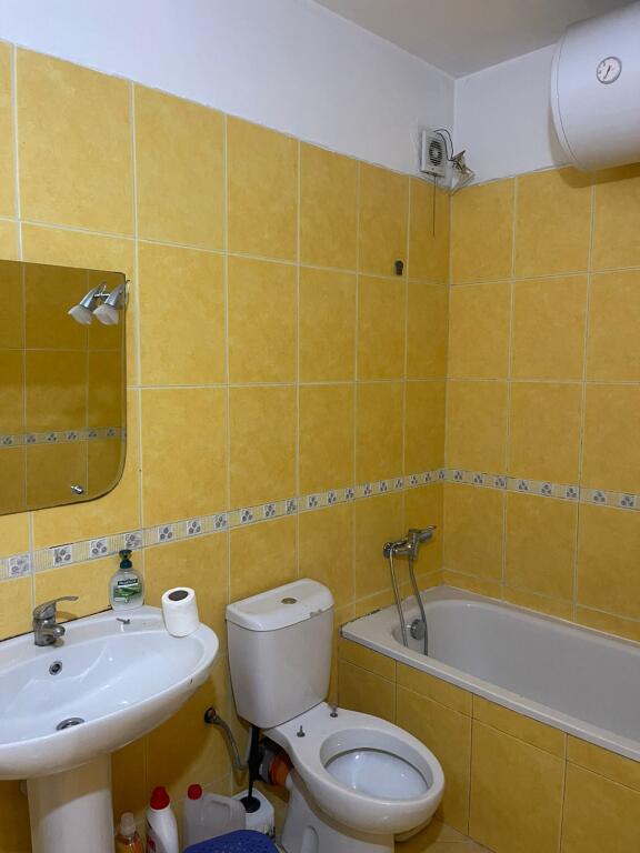 Tiranë, jepet me qera apartament 1+1 në katin e 8-të,me ashensor, 70 m²,rr kavajes.
