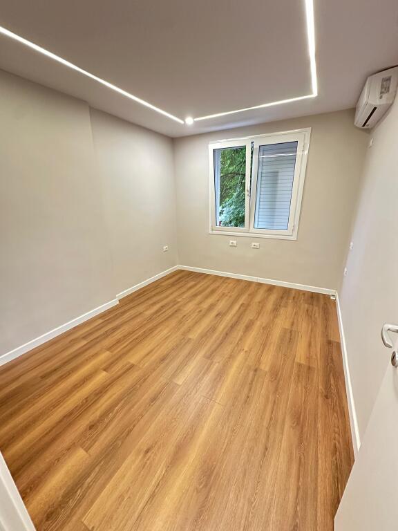 Appartamento 2+1 in vendita nella zona di Blloku, adatto per Uffici, Cliniche e Booking. Superficie netta 97m2.