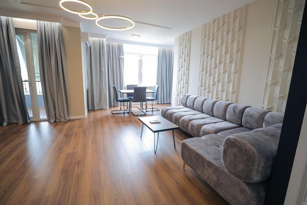 Shitet apartament 2+1 pranë Stadiumit Dinamo