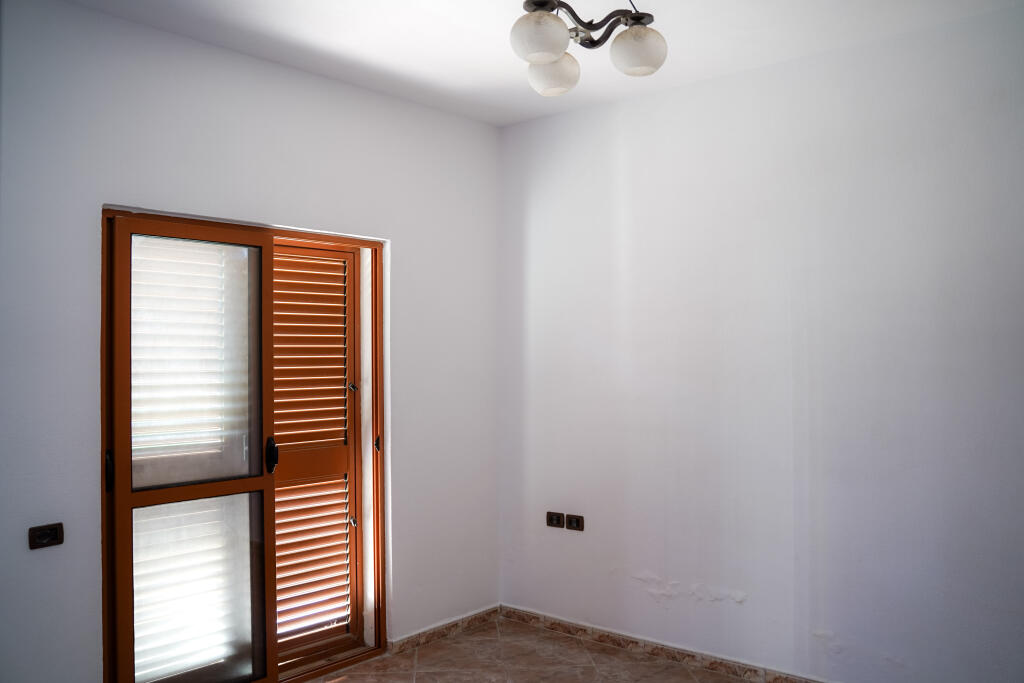 Casa privata su 3 piani in vendita con cortile e spazio parcheggio