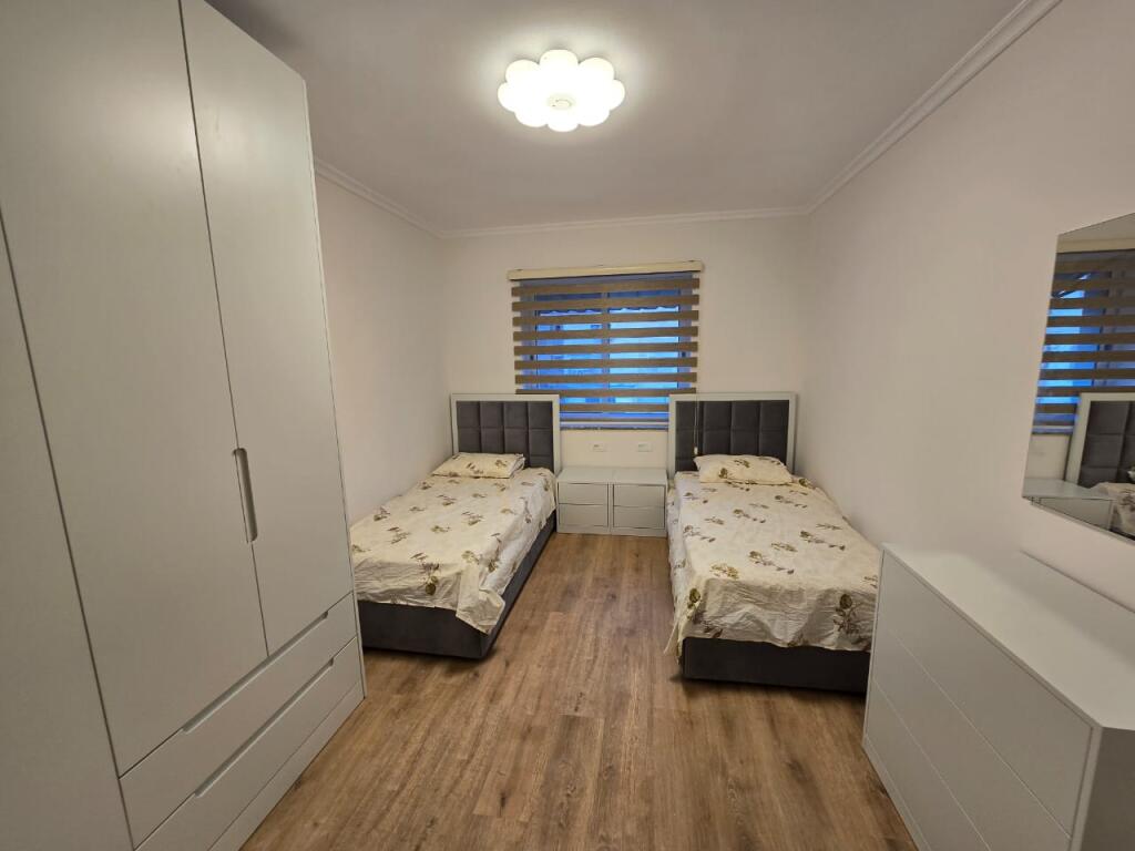 In affitto:  *2+1+Balcone *( S.75m2)*(📍Nuova Tirana - Via Kosovareve )* ||*850€ Completamente arredato con tutto  Nuovo investimento.
