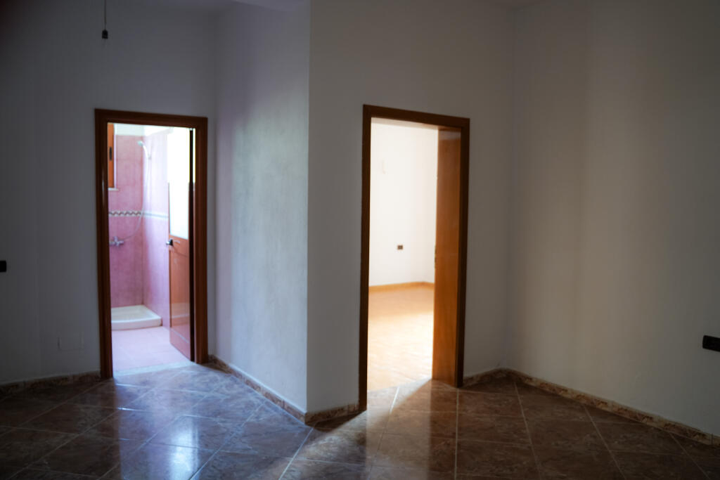 Casa privata su 3 piani in vendita con cortile e spazio parcheggio