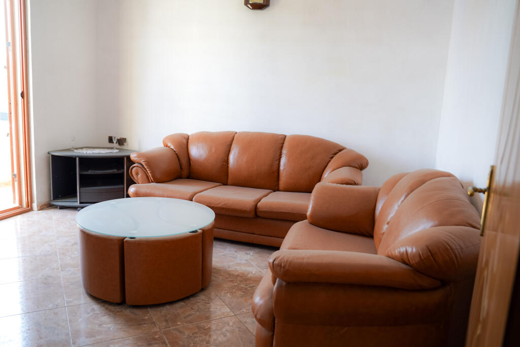 Casa privata su 3 piani in vendita con cortile e spazio parcheggio