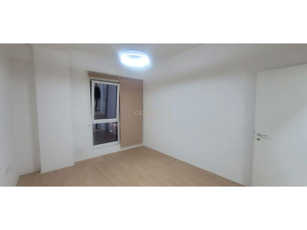 Jepet me qera  apartament me 3 ambiente per Zyra  