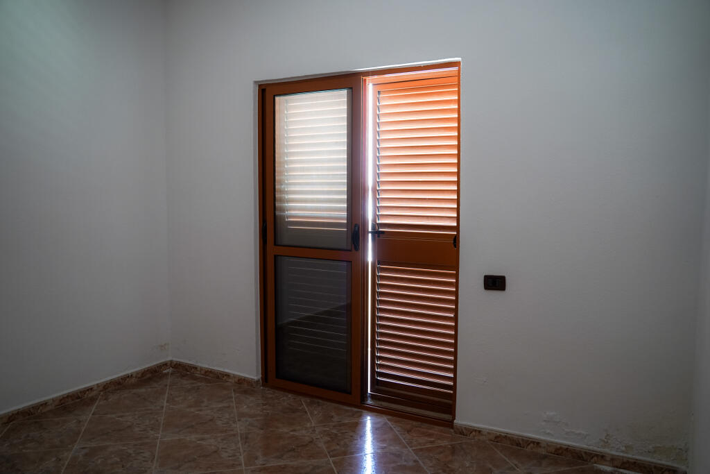 Casa privata su 3 piani in vendita con cortile e spazio parcheggio