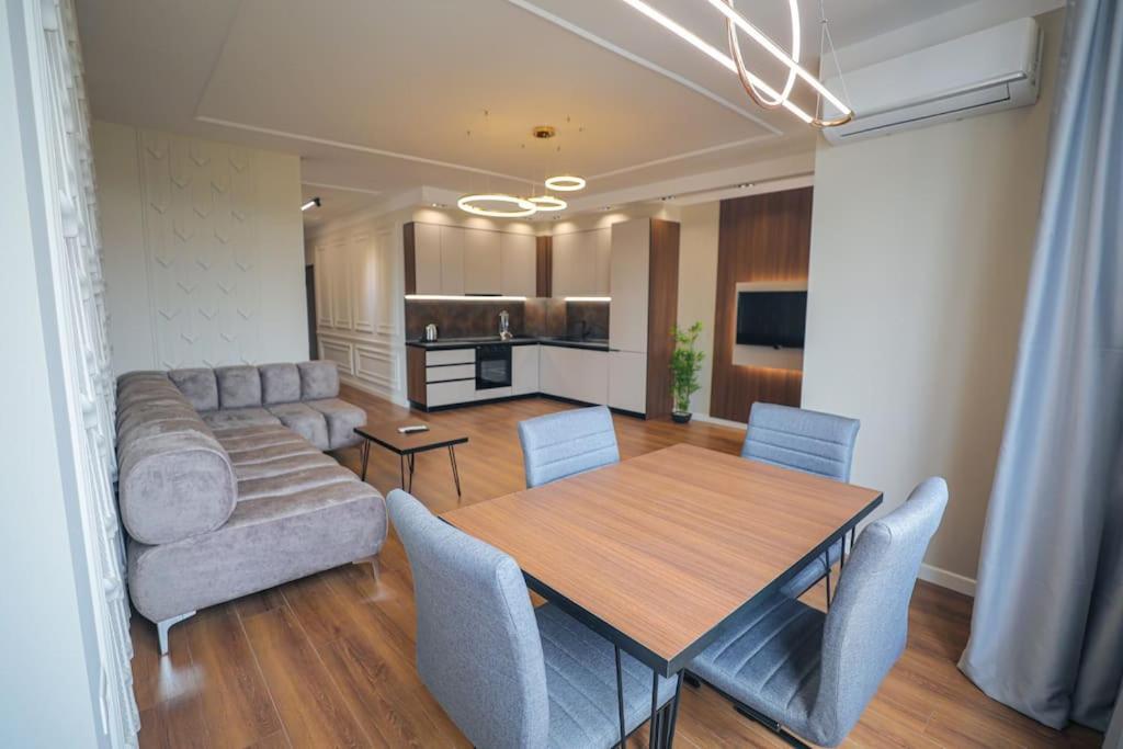 Shitet apartament 2+1 pranë Stadiumit Dinamo