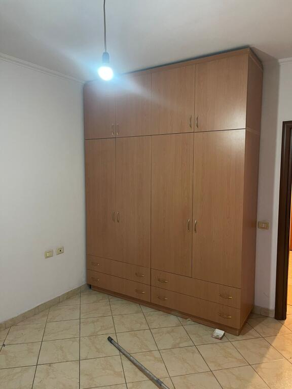 Tiranë, jepet me qera apartament 1+1 në katin e 8-të,me ashensor, 70 m²,rr kavajes.
