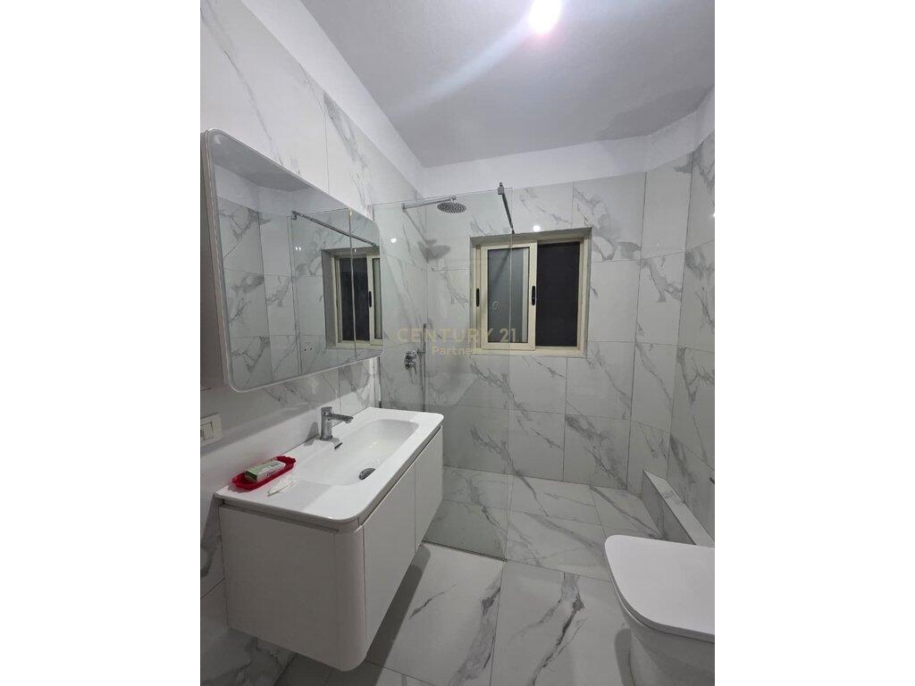 Appartamento 2+1 In Affitto a Medreseja, Via 5 Maji, Tirana