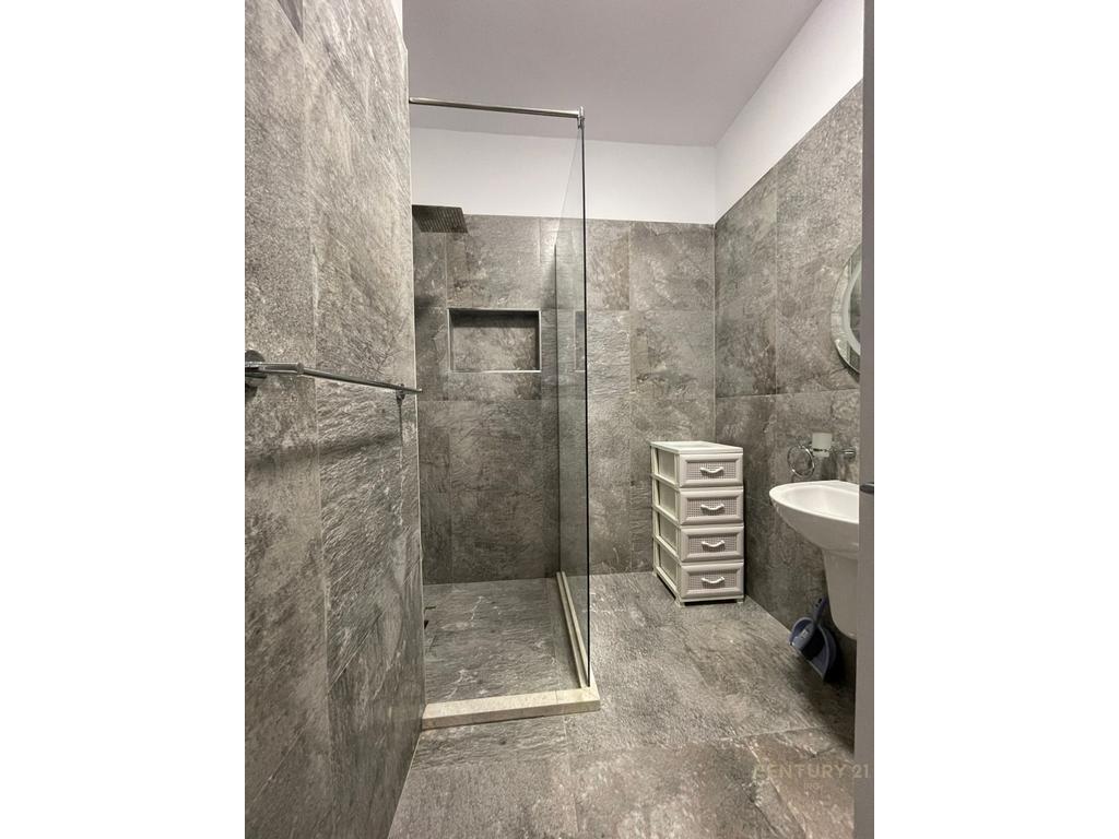 Affittasi appartamento 1+1 + parcheggio presso Scuola Rossa, Tirana