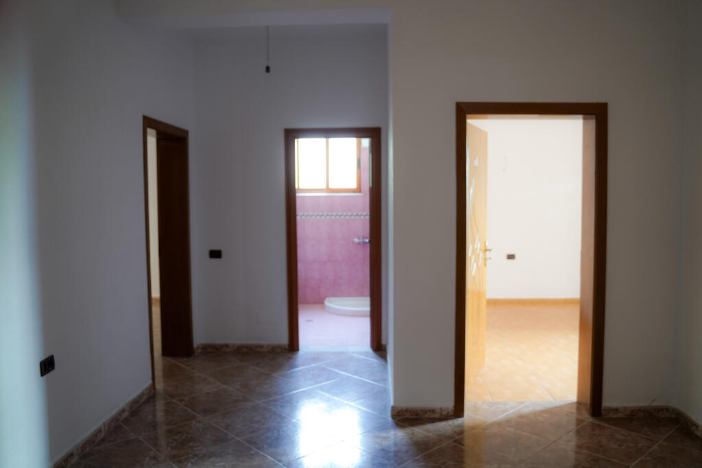 Casa privata su 3 piani in vendita con cortile e spazio parcheggio