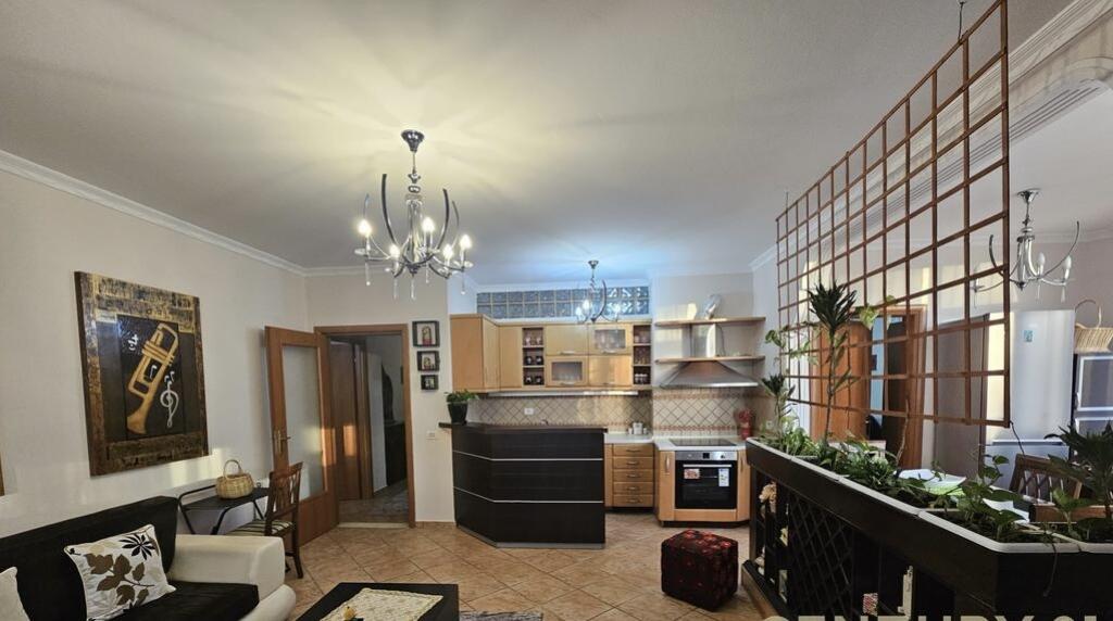 Affittasi appartamento 3+1+2 presso il Comune di Parigi