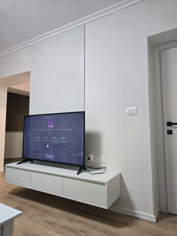 In affitto:  *2+1+Balcone *( S.75m2)*(📍Nuova Tirana - Via Kosovareve )* ||*850€ Completamente arredato con tutto  Nuovo investimento.