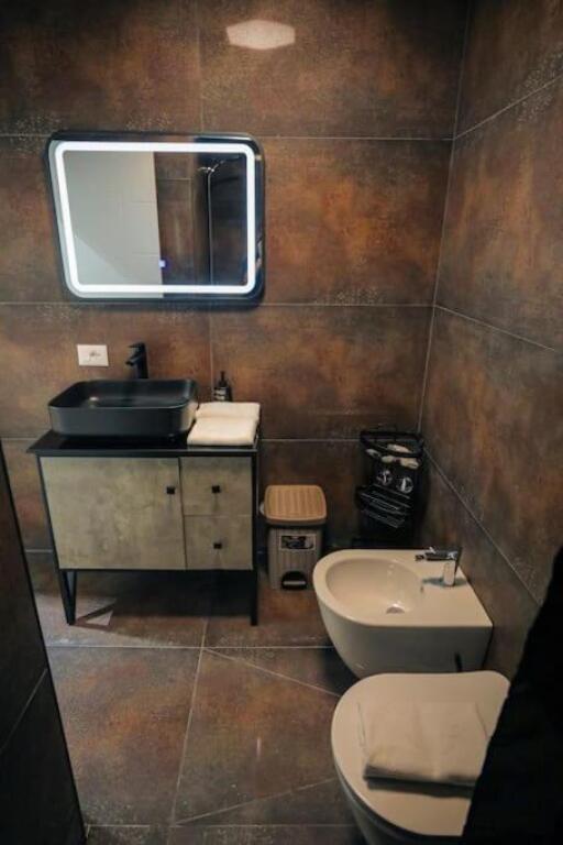 Shitet apartament 2+1 pranë Stadiumit Dinamo