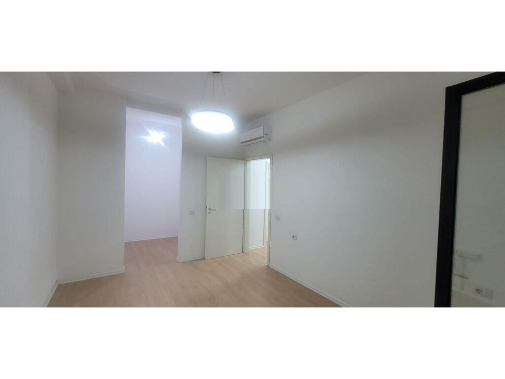 Jepet me qera  apartament me 3 ambiente per Zyra  