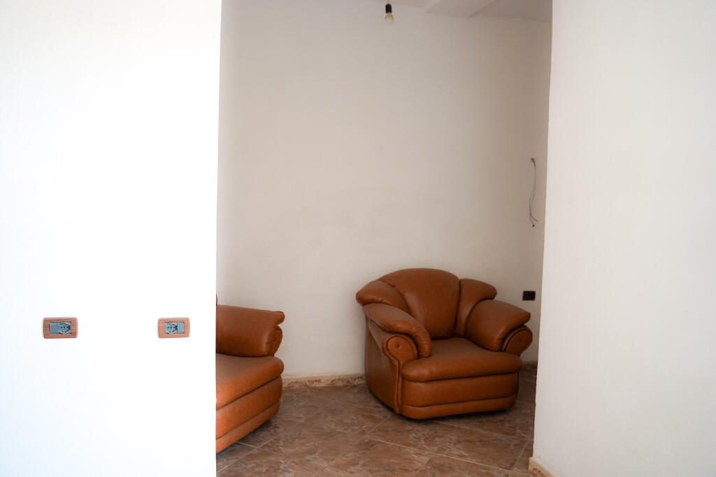 Casa privata su 3 piani in vendita con cortile e spazio parcheggio