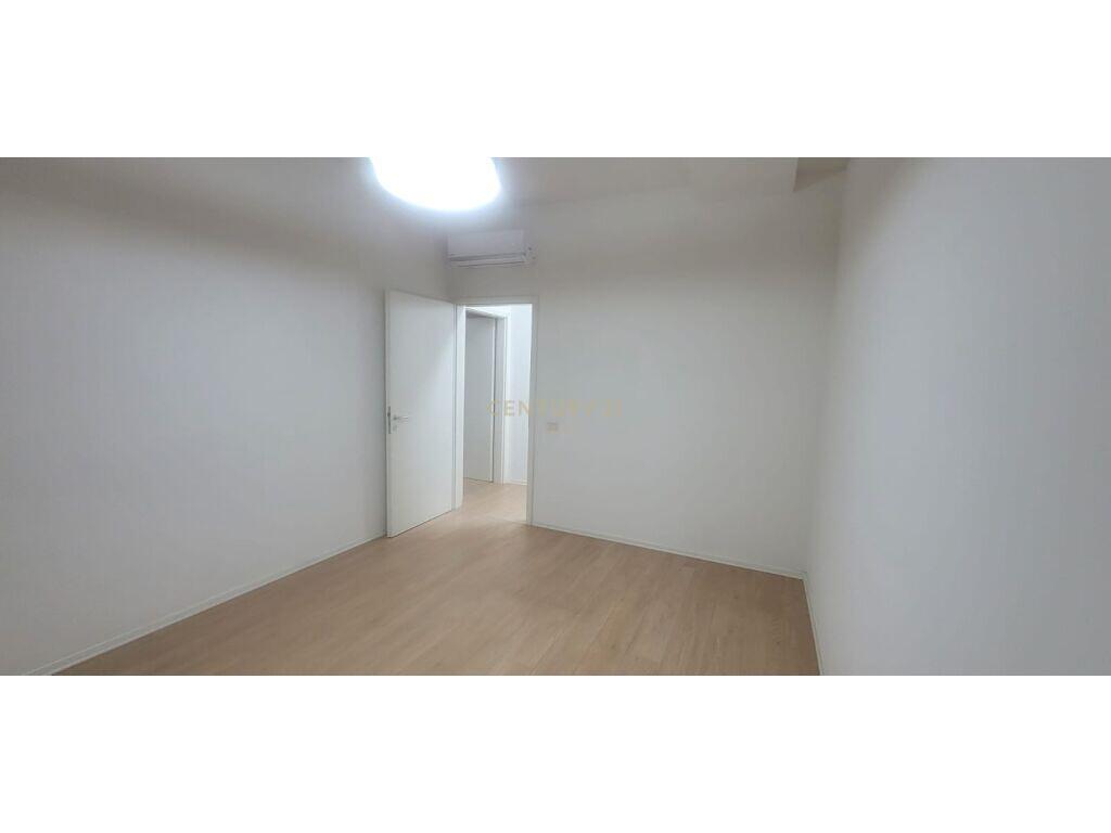 Jepet me qera  apartament me 3 ambiente per Zyra  