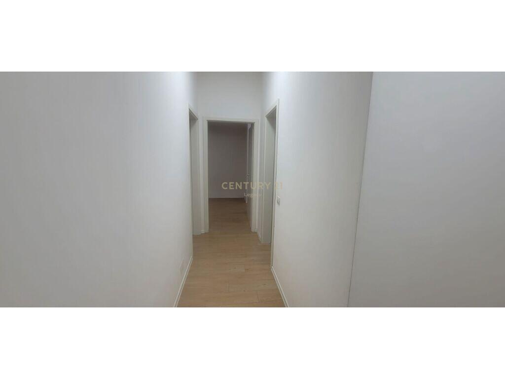 Jepet me qera  apartament me 3 ambiente per Zyra  