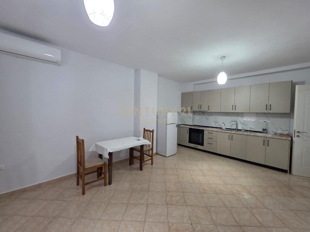 Appartamento 2+1 In Affitto a Medreseja, Via 5 Maji, Tirana