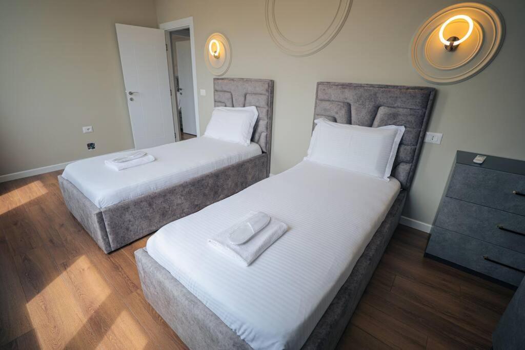 Shitet apartament 2+1 pranë Stadiumit Dinamo