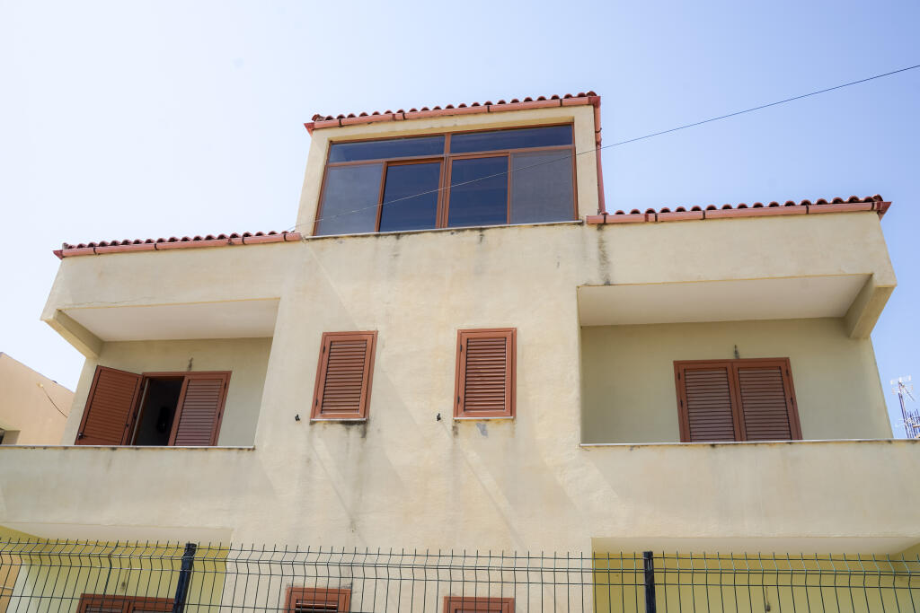 Casa privata su 3 piani in vendita con cortile e spazio parcheggio