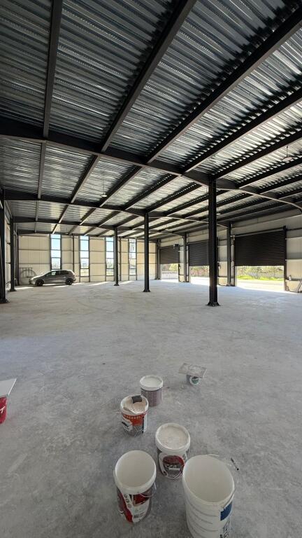 INDUSTRIAL WAREHOUSE FOR RENT – LAKNAS 📍 300 m from Rruga e Rinasit