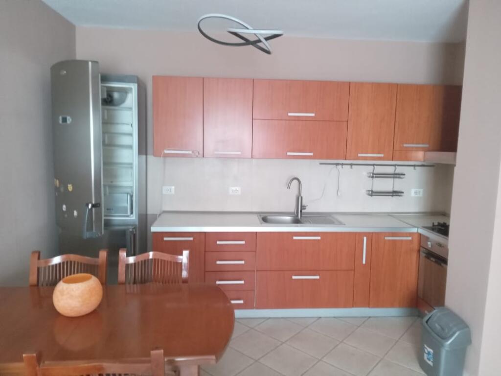 Apartament 2+1 per qira te squer 21