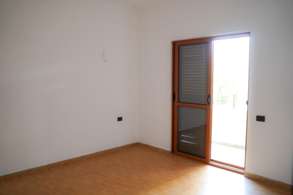 Casa privata su 3 piani in vendita con cortile e spazio parcheggio