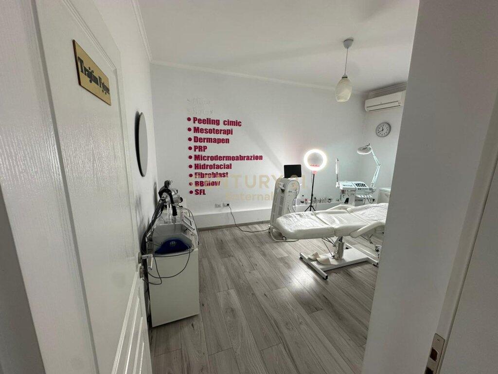 Spazio lavoro 3+1 nel cuore di Myslym Shyri – Pronto per studio o clinica