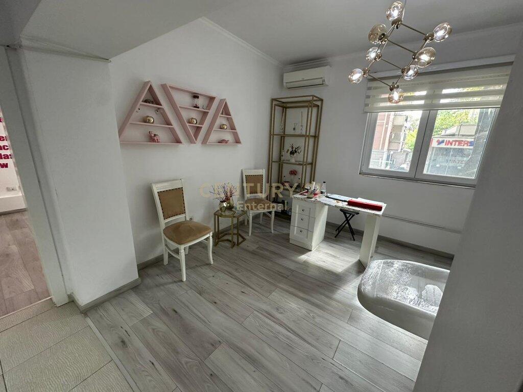 Spazio lavoro 3+1 nel cuore di Myslym Shyri – Pronto per studio o clinica