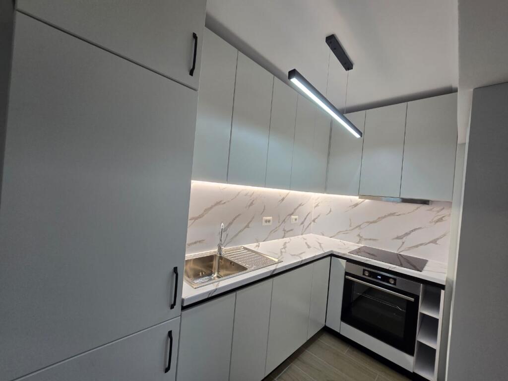 In affitto:  *2+1+Balcone *( S.75m2)*(📍Nuova Tirana - Via Kosovareve )* ||*850€ Completamente arredato con tutto  Nuovo investimento.