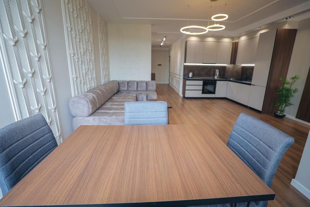 Shitet apartament 2+1 pranë Stadiumit Dinamo