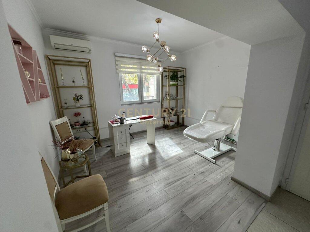 Spazio lavoro 3+1 nel cuore di Myslym Shyri – Pronto per studio o clinica