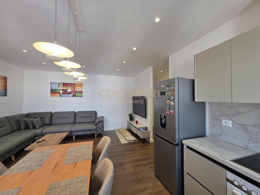 Appartamento 2+1+2 in Affitto in Via Mine Peza, Tirana - 1000€ | 90 m² (pronto per AirBnB)
