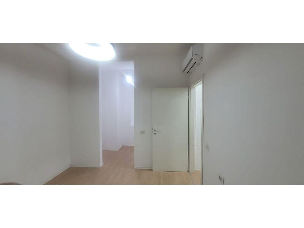 Jepet me qera  apartament me 3 ambiente per Zyra  