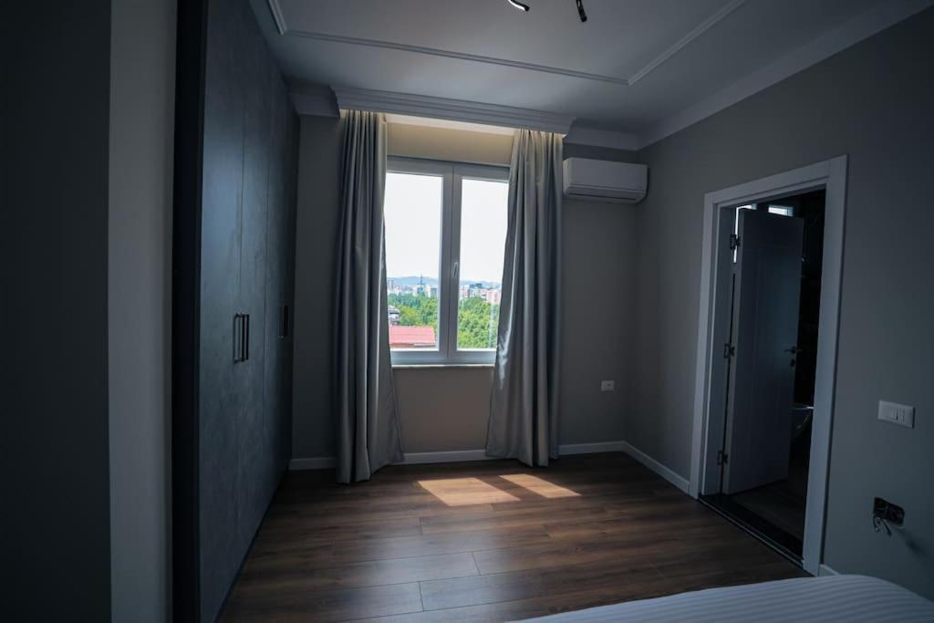 Shitet apartament 2+1 pranë Stadiumit Dinamo