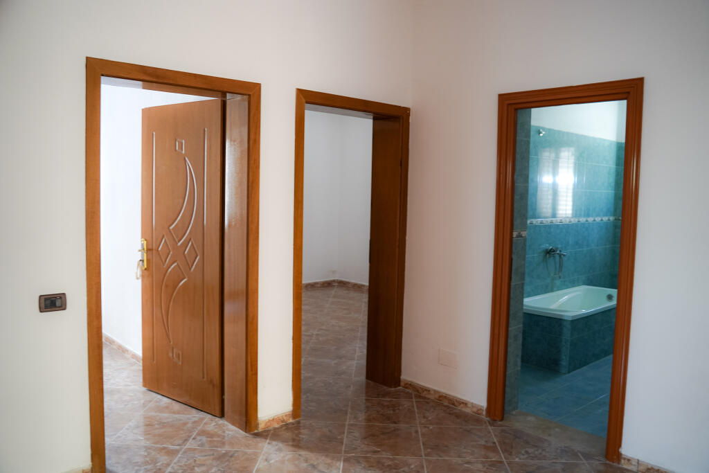 Casa privata su 3 piani in vendita con cortile e spazio parcheggio