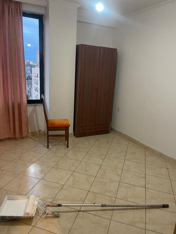 Tiranë, jepet me qera apartament 1+1 në katin e 8-të,me ashensor, 70 m²,rr kavajes.