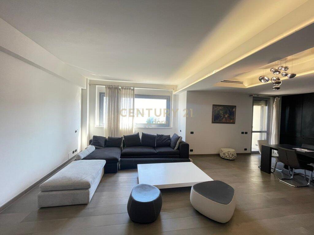 AFFITTASI UFFICIO PRESSO TORRE DRINI, NEL CENTRO DI TIRANA