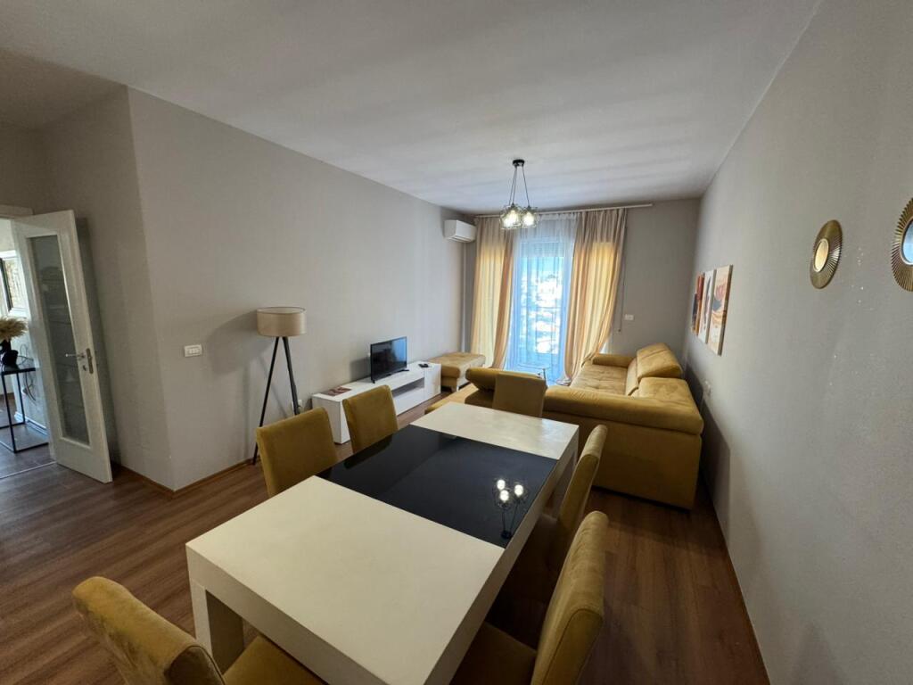 Jepet me Qera Apartament 3+1  Adresa : Don Bosko Market viva  Kati 8  I mobiluar  Siperfaqe : 120 m2  Cmimi : 80,000 lek