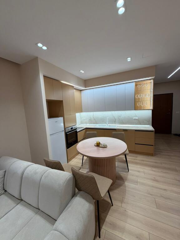 Apartament me qira 2+1+2