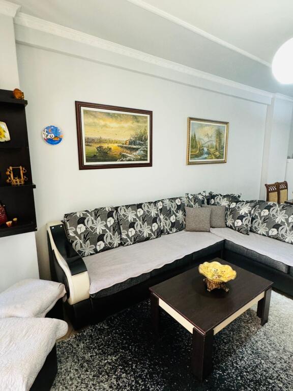 🏡 Qira Apartament 2+1 📍 Astir – përballë Bar Artistit 🏢 Kati i 3-të, pallat kryesor në rrugë 🪜 Me ashensor 📐 120 m² | 🧺 Dhomë veshje + 1 ballkon 💶 55,000 lekë / muaj
