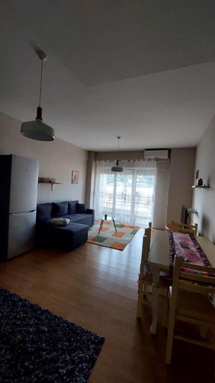 2+1,i mobiluar te kompleksi fz liqeni i thate,cmimi 650 euro