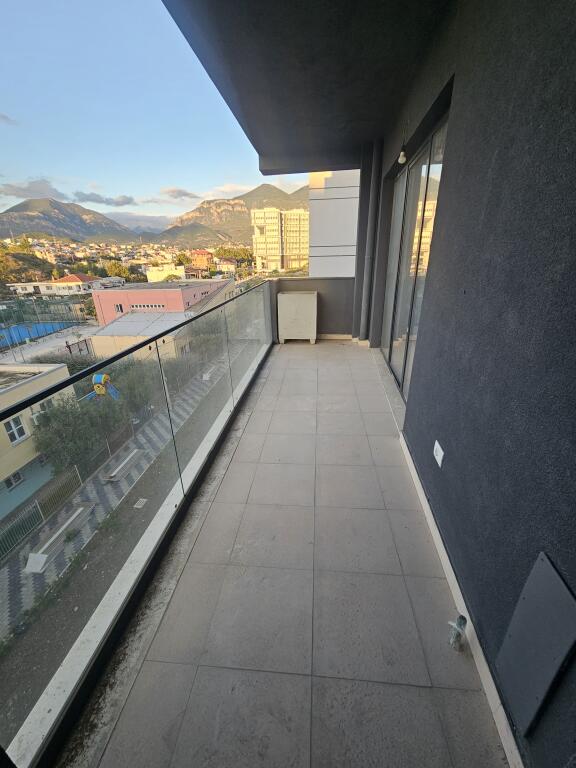 Prima Volta in Affitto: *2+1+2wc &amp; Balcone* (VUOTO)  POSIZIONE  *(📍5 MAGGIO  (i nuovi palazzi costruiti dal Comune) * ~ *40.000 leke/Mese*