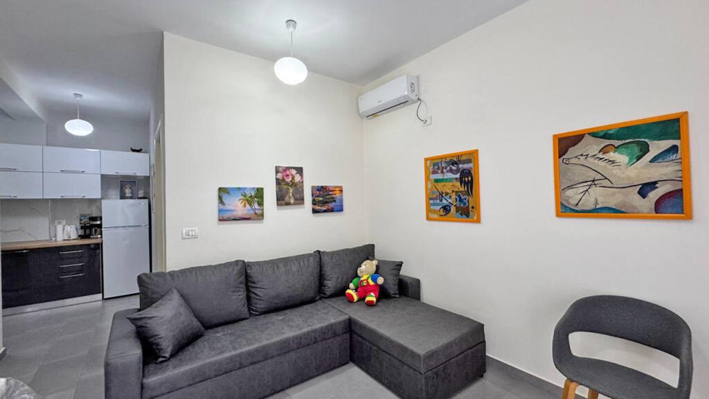 Appartamento Moderno 1+1 con Ampio Balcone in Affitto – Durazzo, Zona Spiaggia