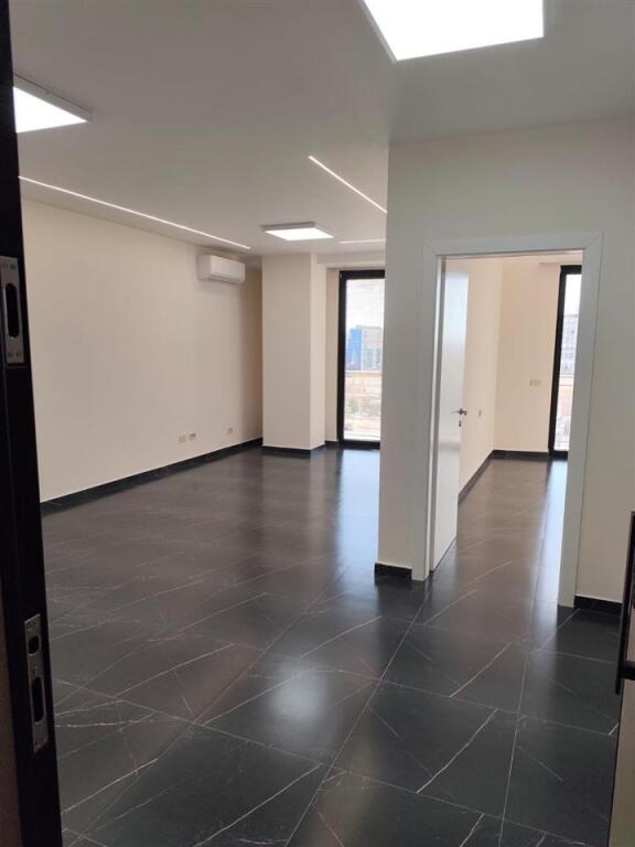 🏢 Locale Moderno in Affitto per Ufficio – Golden Tower Residence