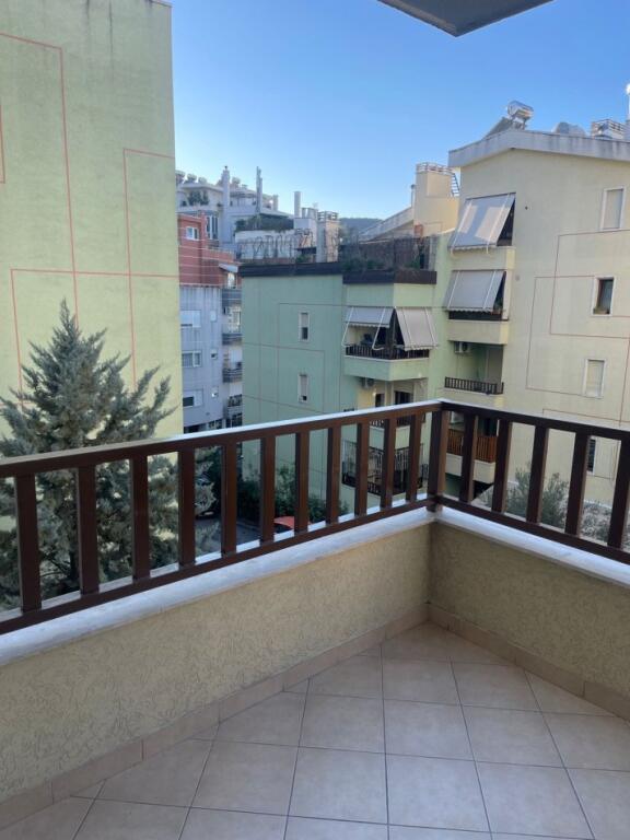 jepet apartament 2+1 me qera tek xhamia , kompshti botanik